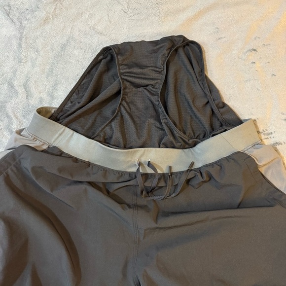 Under Armour Black and Gray Athletic Shorts Lightweight Comfort

#1056 - Picture 10 of 10